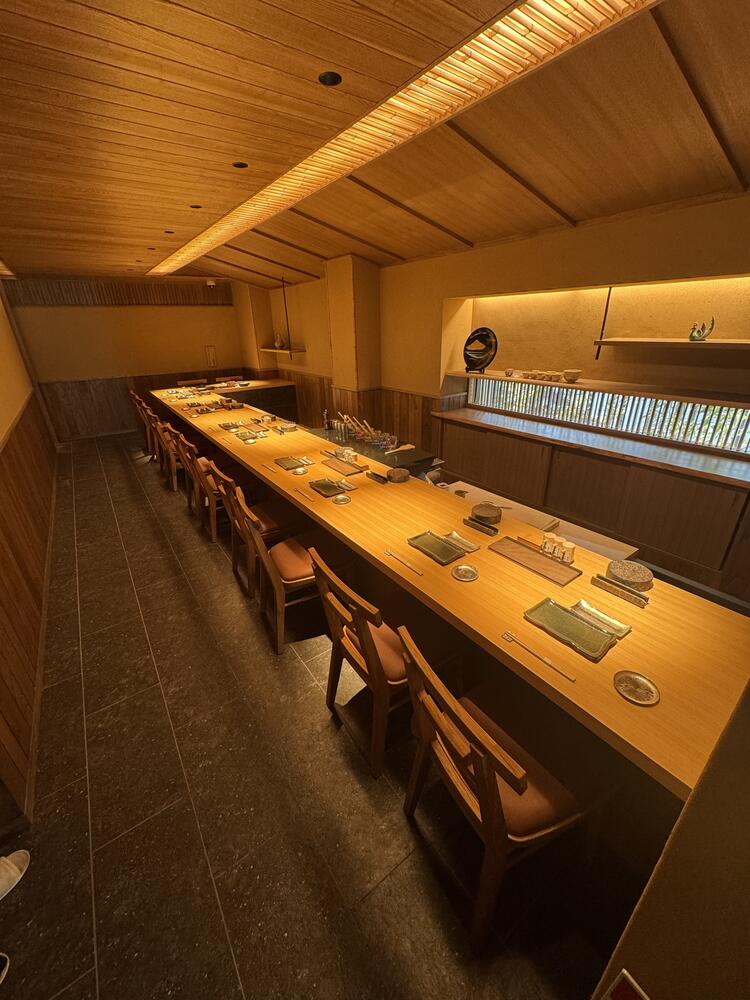 寿司店のような趣あふれる内装