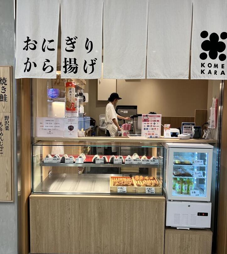 女性一人でも入りやすい木目の店内です！