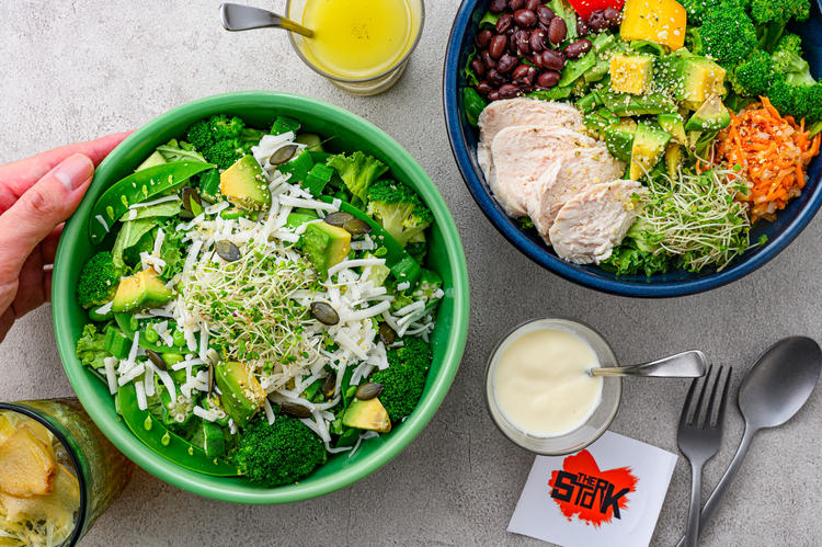スーパーフードを使用したサラダボウルなど