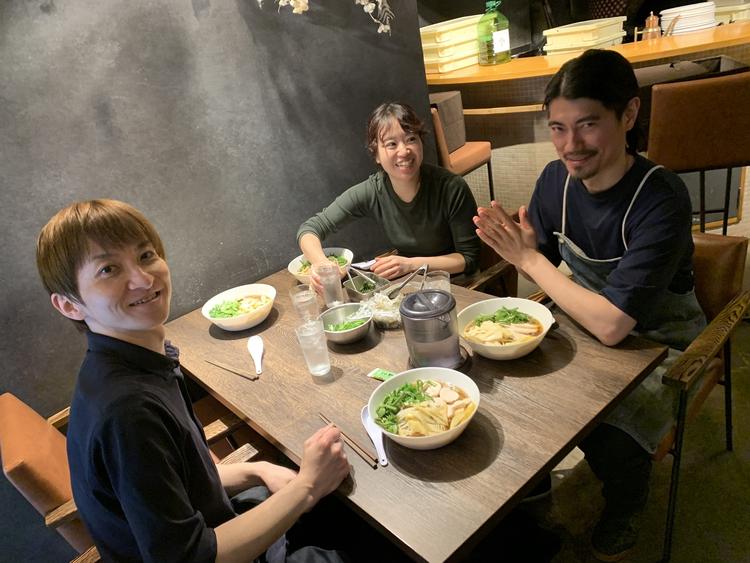 みんな揃ってまかない！味の研究を兼ねて！