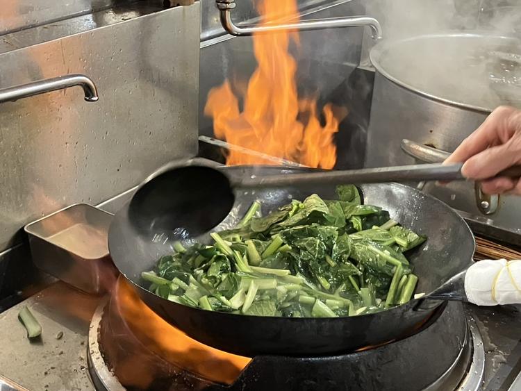 強い火力で調理するのが特徴です。