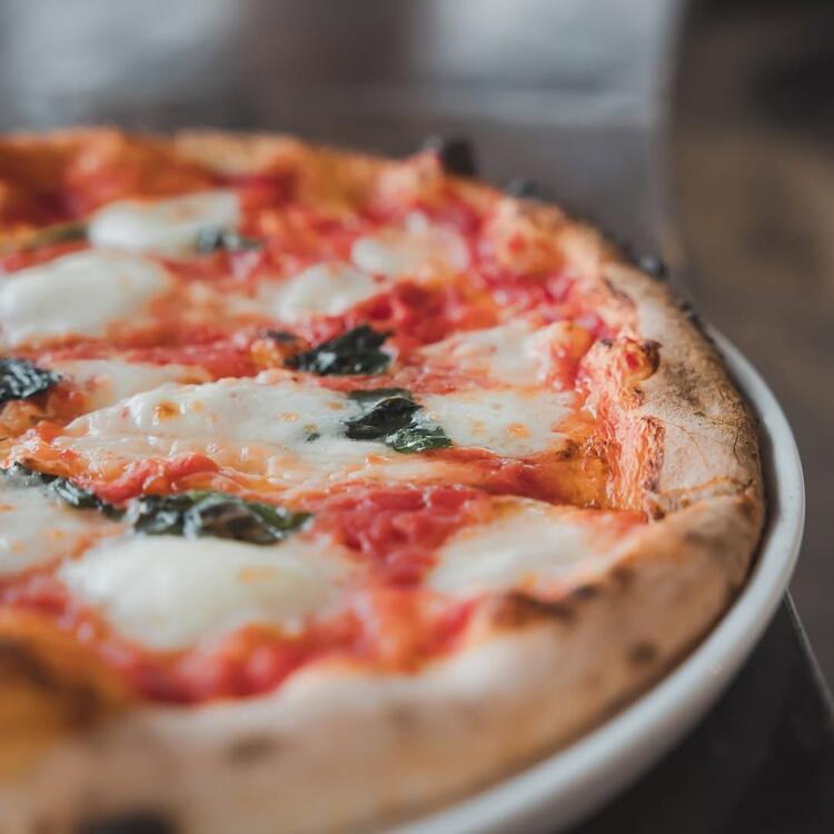 薪窯で焼くピッツァも好評◎