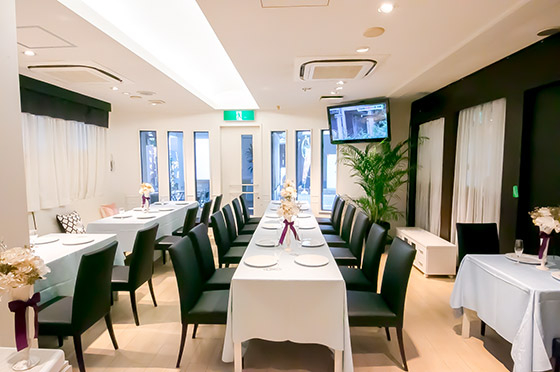 店内は白を基調とした明るい空間