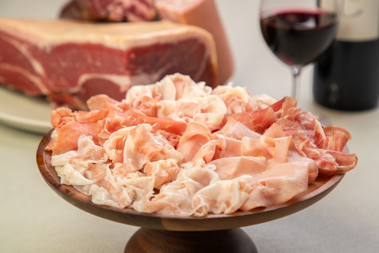 注文ごとにスライスした生ハム♪