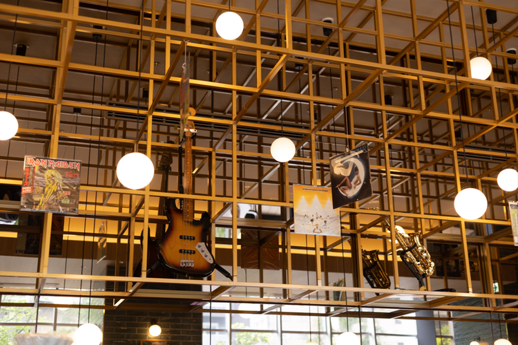 楽器や往年の名盤レコードなども展示♪