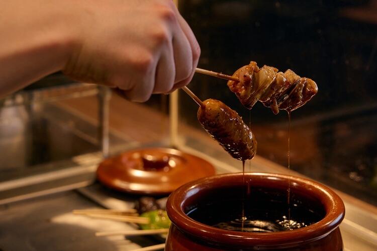 秘伝ソースで食べる串カツは大阪仕込み