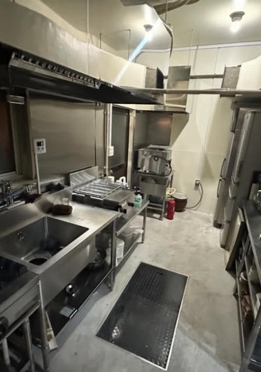 リフォームした厨房はピカピカです