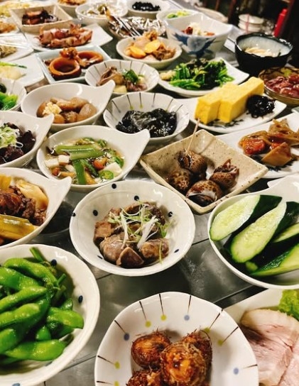 小皿料理と豊富なメニューが自慢