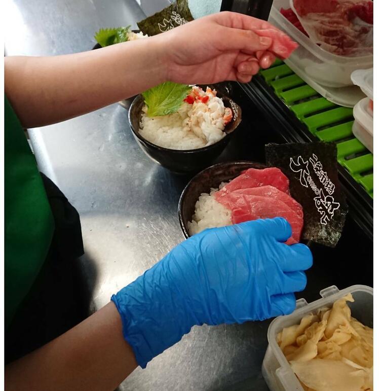 当店の要！喜んで頂く海鮮丼を作っています