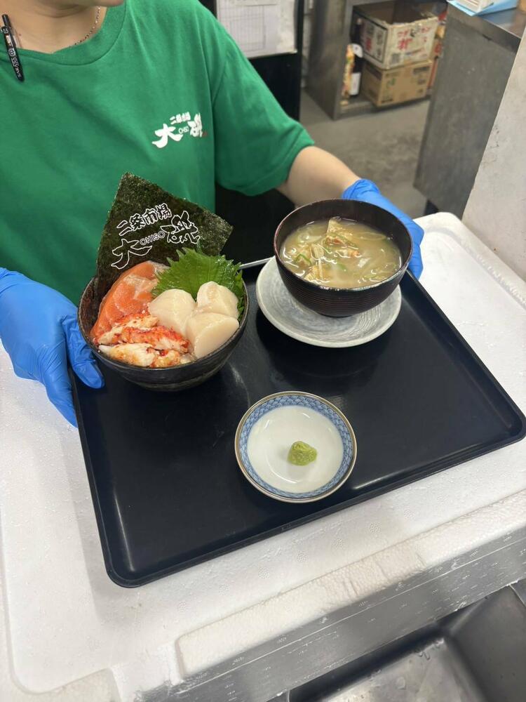 お盆のまま提供するので配膳も楽々！