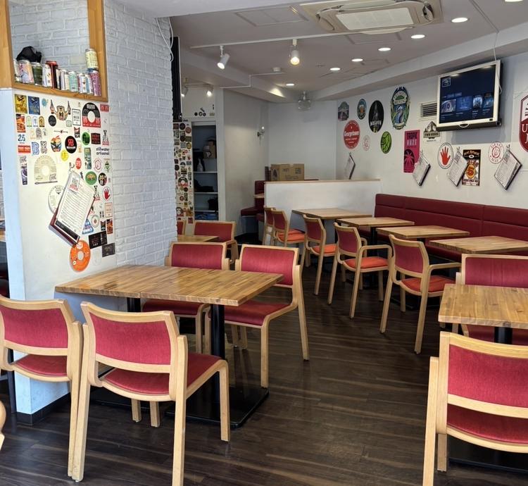 店内はバーとテーブル席があります☆