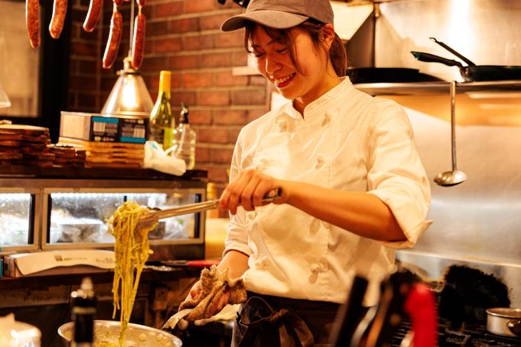 窯焼ピザとクラフトビールが人気のバルです