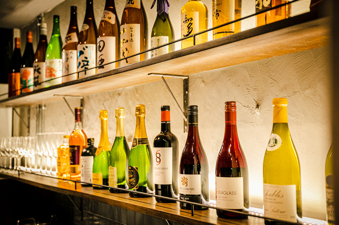 種類豊富な日本酒やワインを用意