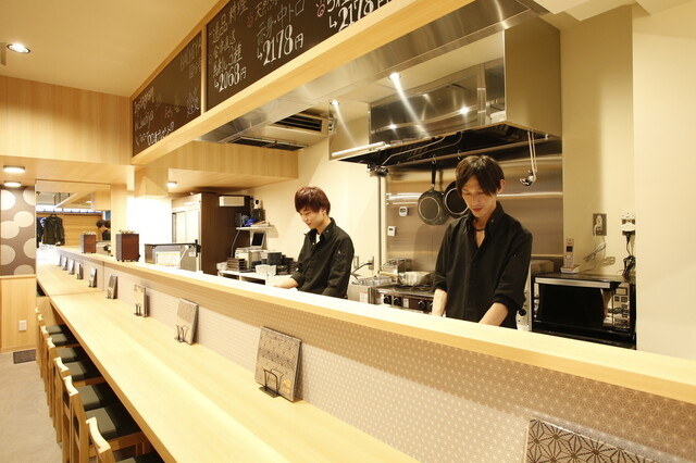 木のぬくもり感じる店内です◎