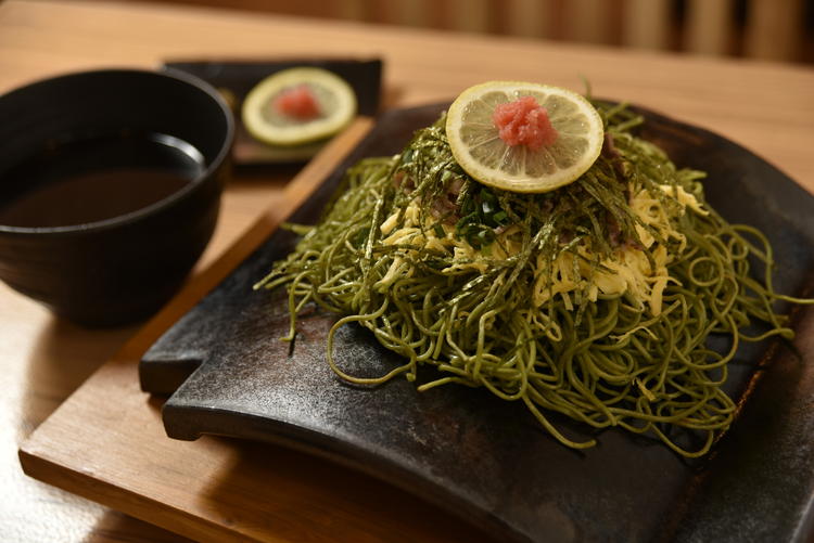 熱した瓦の上に乗せて出す瓦そば