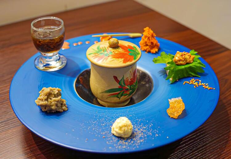 夜は沖縄文化を盛り込んだコース料理