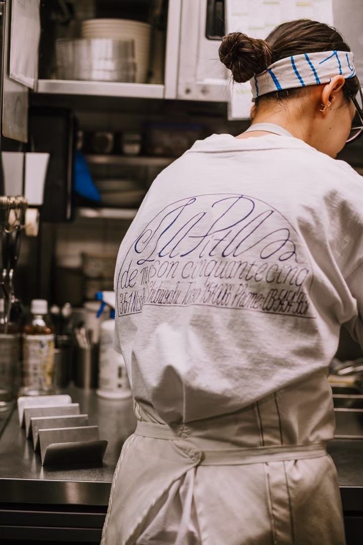 スカーフやTシャツもオリジナル