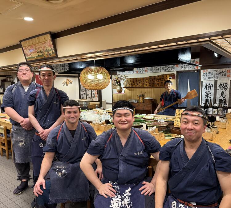 ホールスタッフ積極採用中◎