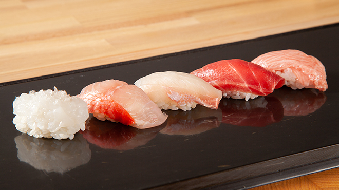 20代から鮨職人を目指せる環境！