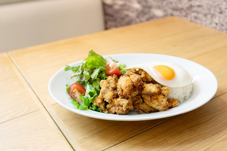 オシャレなカフェで笑顔でおもてなし♪