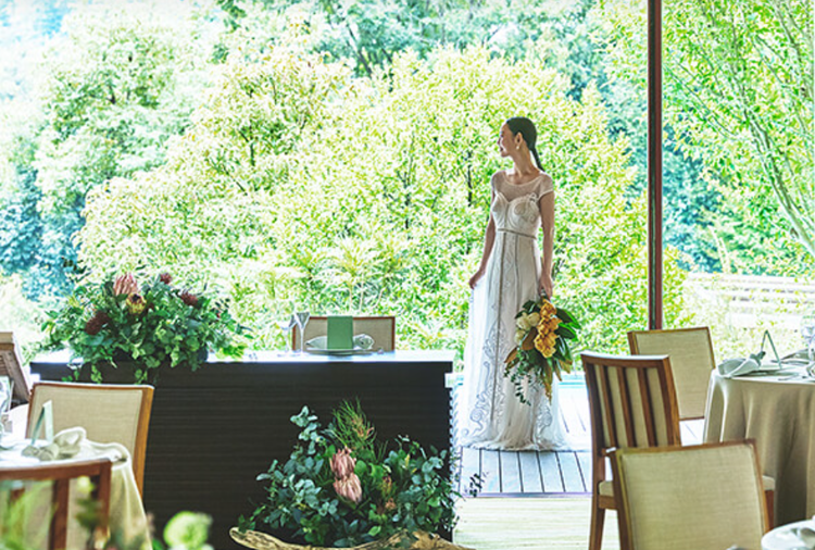 雄大な自然に包まれた丘の上の邸宅