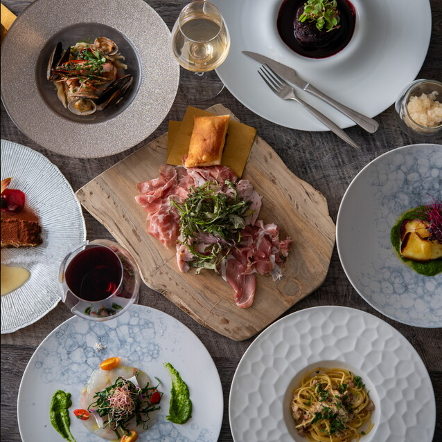 ワインに合う生ハムやチーズも種類豊富◎