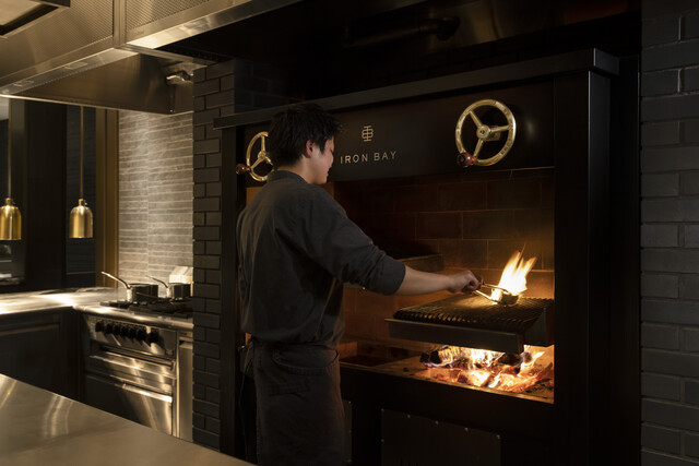 薪焼きグリルの香ばしさが楽しまれています