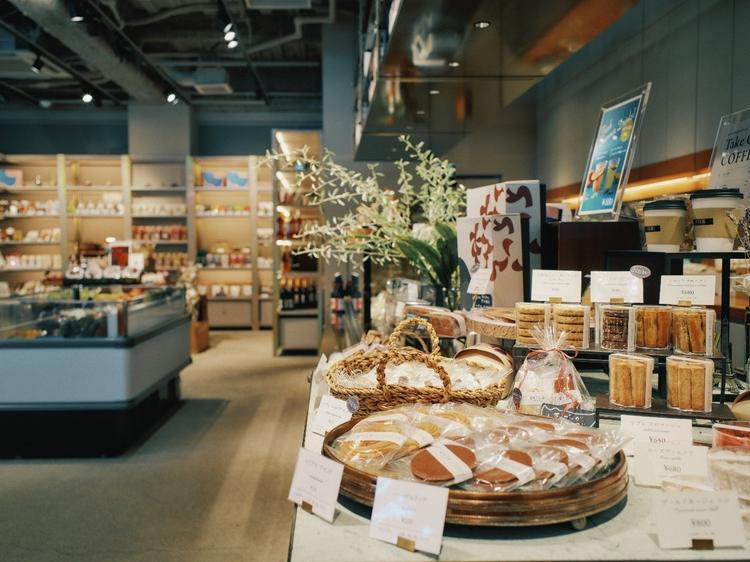 新店では包装せず焼き立ての焼き菓子を提供