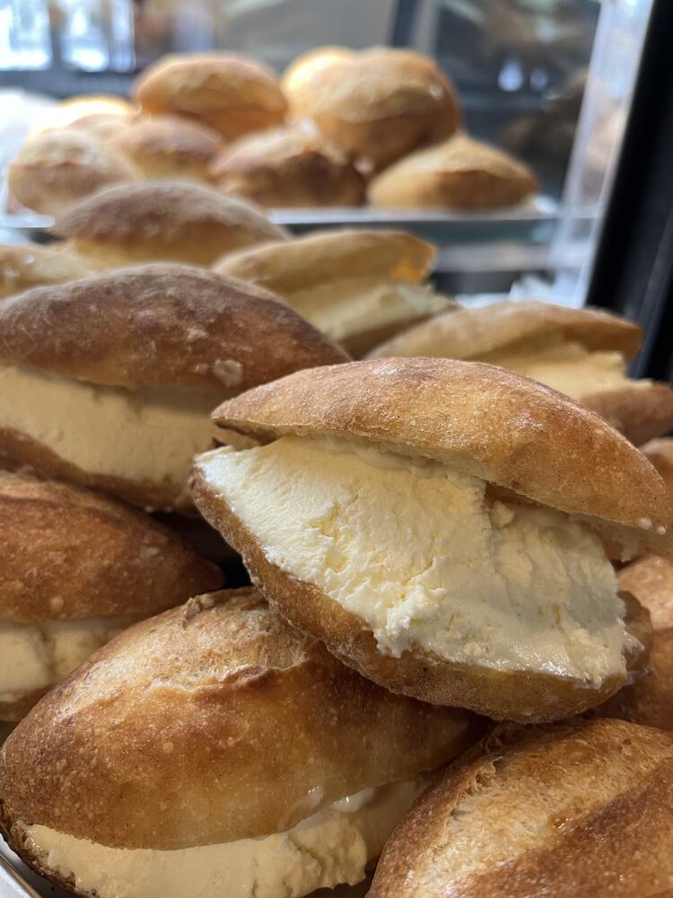 箱崎店人気No1の「練乳ぱん」