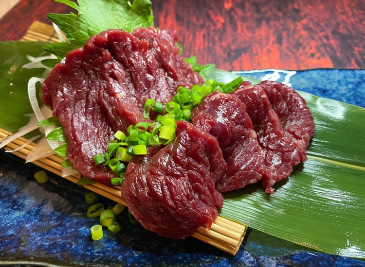 レバ刺しなど肉刺しが名物♪