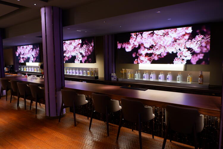 オリジナルジンを置いたバー