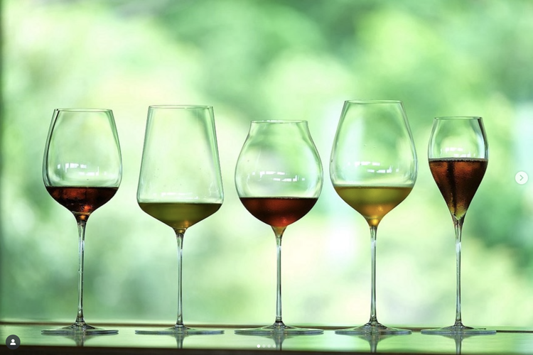 海を眺めてお酒を楽しめるバーカウンター