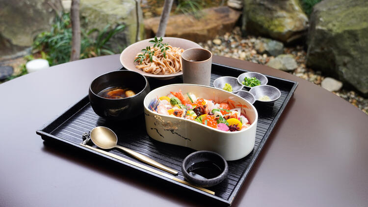 お蕎麦とちらし寿司の上品な和のセット