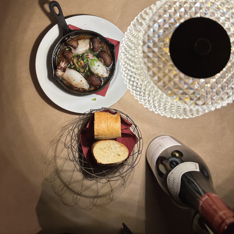 お酒を楽しむ豊富なアラカルト