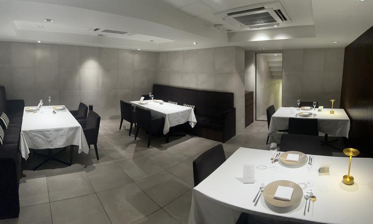 メインダイニングはシンプルな内装です。