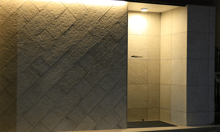 石の素材感を生かした外観