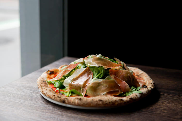 このエリアで薪窯焼きは珍しい！