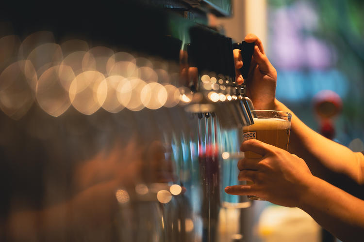 出来たてのクラフトビールを提供します！