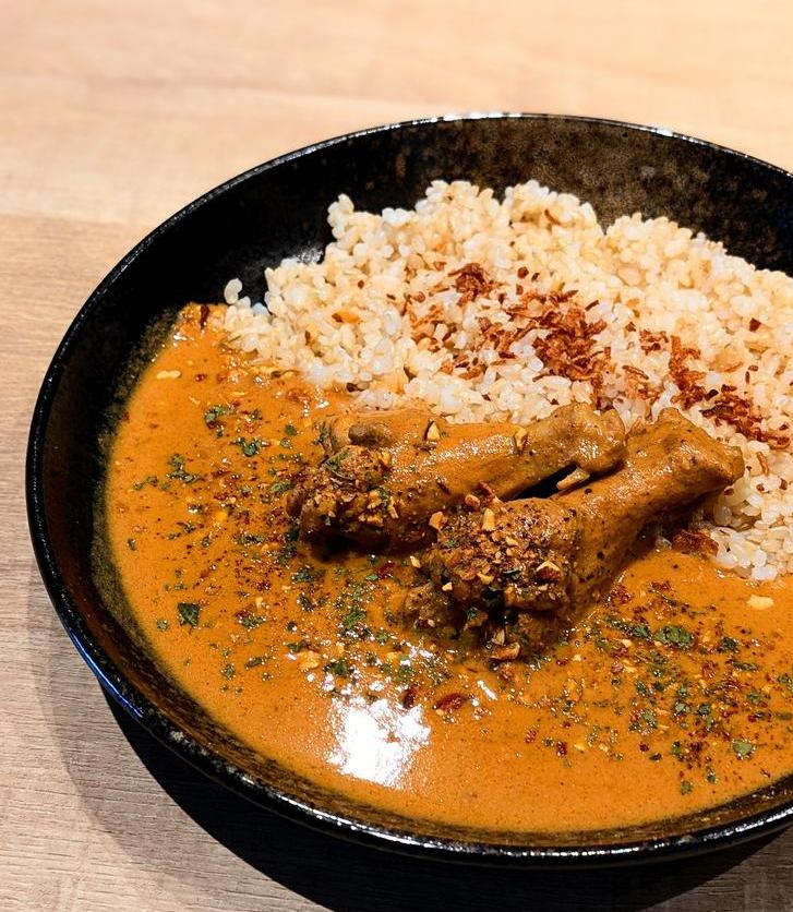 店内仕込みのバターチキンカレー