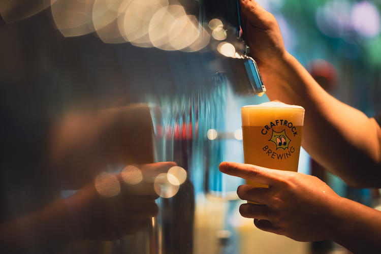 格好良く丁寧にビールを注いで下さい！