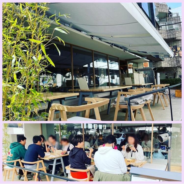 店内は木のぬくもりあふれる落ち着いた空間