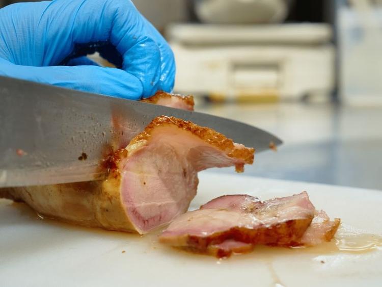 自慢のチャーシュー仕込みもお任せ！