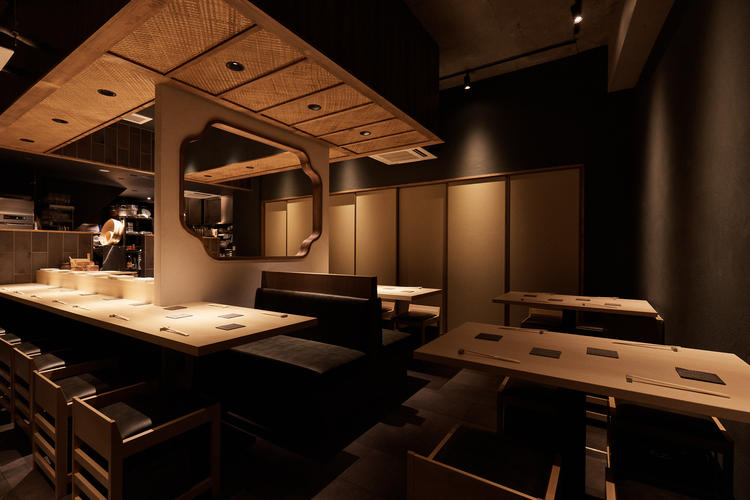 落ち着いた雰囲気のテーブル席も完備