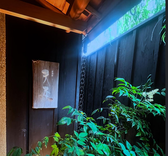 シックな外観が目印の鮨の名店