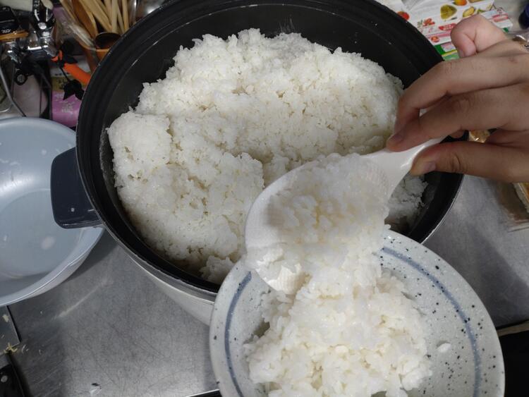 ホルモン焼にはホカホカの直火白飯！