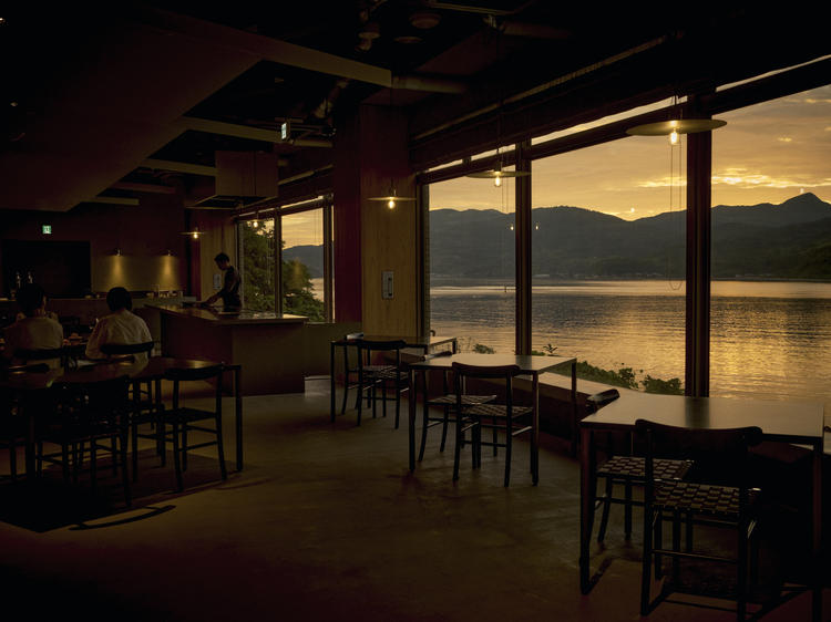 海を眺めながら食事を楽しんでいただけます