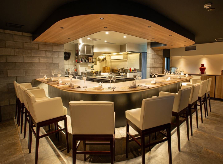 お客さまと距離が近いカウンター席を採用