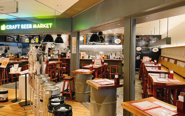 ワイワイガヤガヤ開放的なお店です!