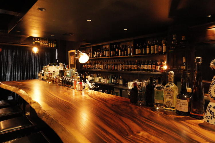 一枚板のバーカウンター席。