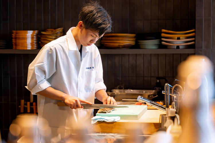 六本木駅直結のモダンな店舗でご活躍を！